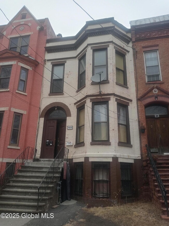 Building Photo - 423 Clinton Ave Unit 2nd Floor