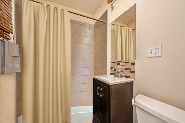 Photo - 5018 N Lawndale Ave Unit 1