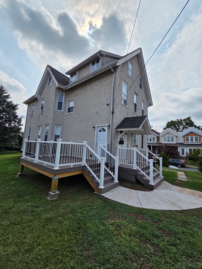 Building Photo - 146 E 2nd St Unit 2nd Flr