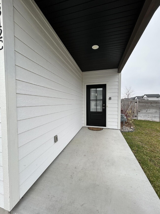 Photo - Beautiful Fully Furnished 3 Bed, 2.5 Bath Townhouse on Corner Lot Unit C