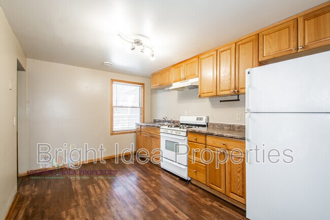 Photo - 863 Clark St N