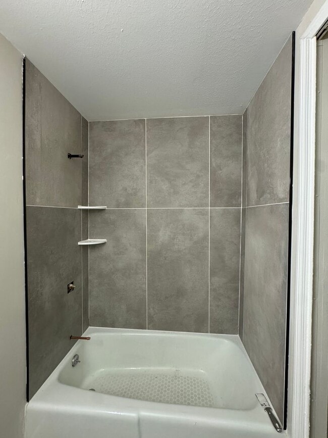 Photo - Spacious 1 Bed - 1 Bath Apartment in Cranston Unit 433 Oaklawn Ave 322