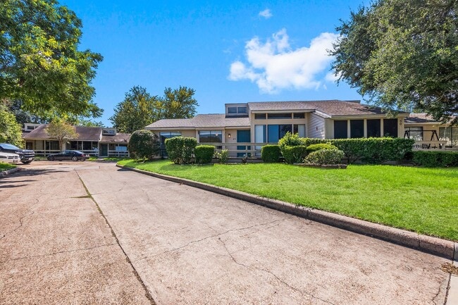 Photo - 49 April Point Dr N