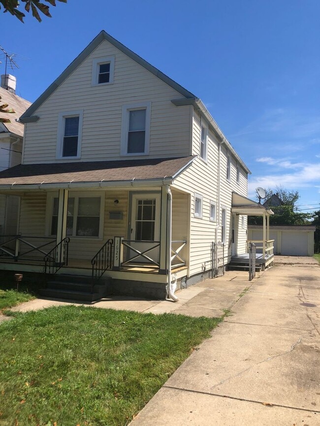 Building Photo - Single Family Home 3 beds 2 bath Available Now!