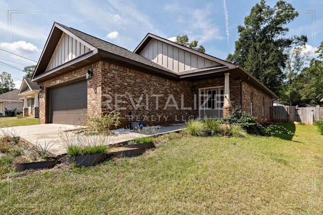 Building Photo - Modern Comfort Meets Luxury Living in Mobile Rental