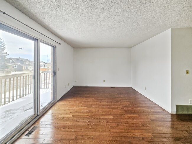 Photo - 1515-1536 36 St SE