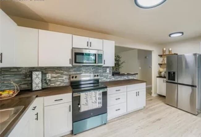 Photo - Spacious 5 bedroom, 2 ba, large basement with additional kitchen & private entry