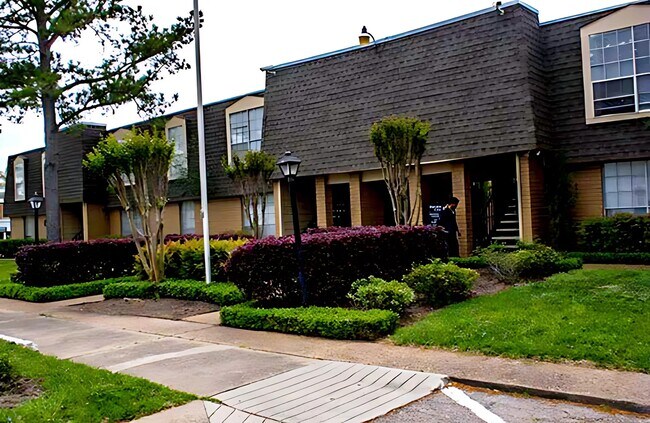 Building Photo - 6311 Beverly Hill St Unit 121