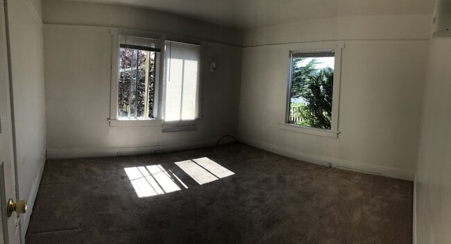Building Photo - Three bedroom two bath house walking distance to MIIS. DLI and downtown Monterey