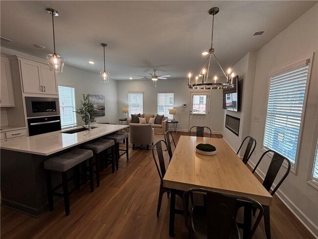 Photo - 303 Frasier St SE