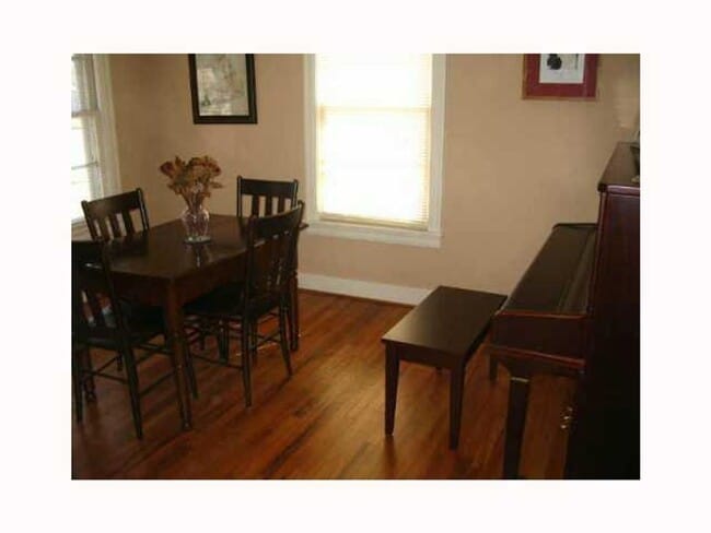 Photo - Spacious home just West of IH35. Great cen...