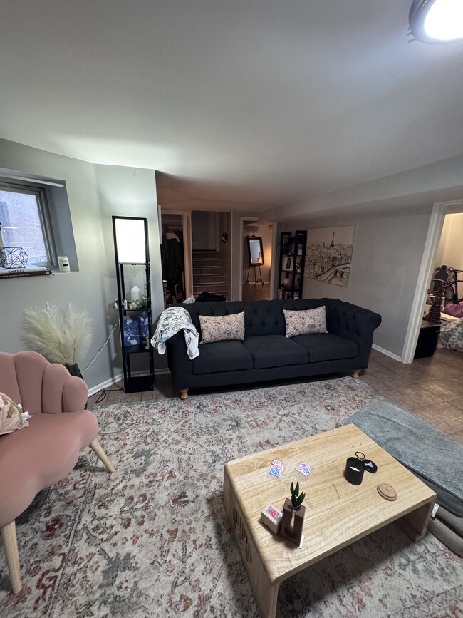 Building Photo - 4325 N Wolcott Ave Unit Garden