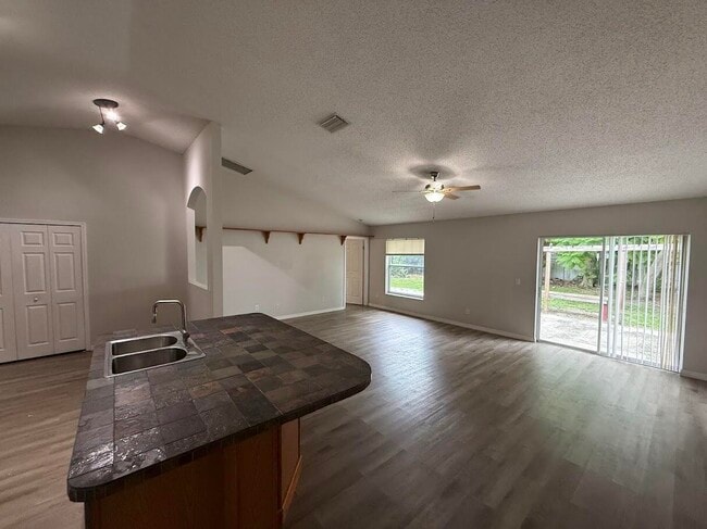 Photo - 548 SW Undallo Rd