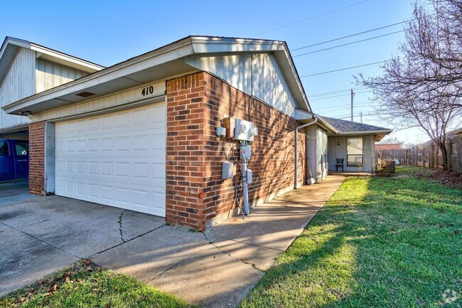 Building Photo - Cozy Edmond Duplex with Fireplace & Built-... Rental