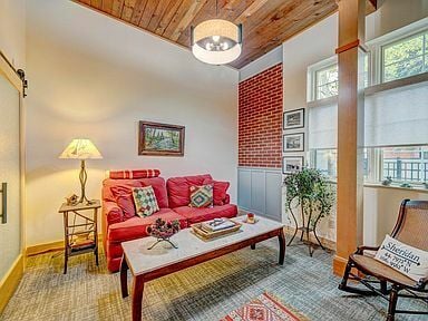 Photo - 1300 Burton St