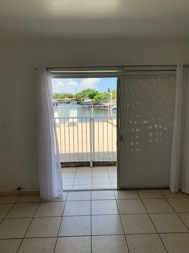 Photo - 2225 NE 123rd St Unidad 114