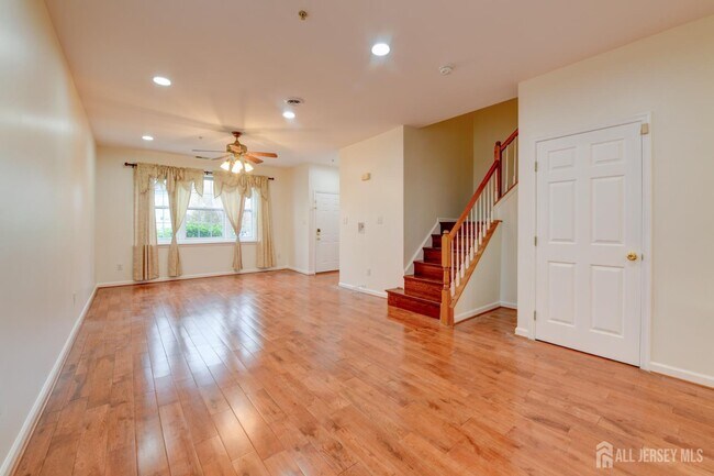 Photo - 609 Blossom Cir