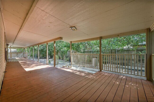 Photo - 6713 Silvermine Dr