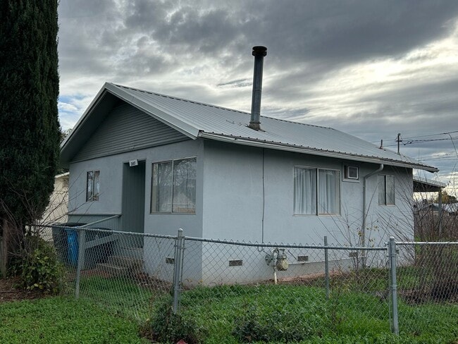 Building Photo - 2417 A St Rental