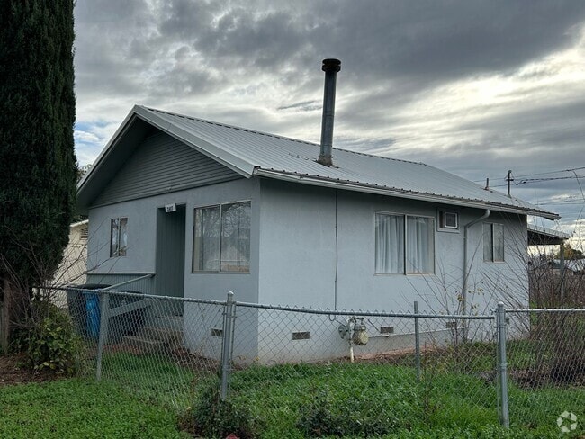Building Photo - 2417 A St Rental