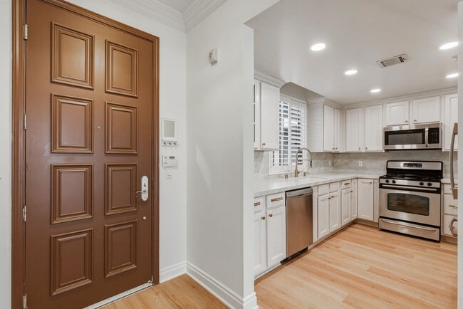 Photo - Massive Three Bedroom Two Bath Condo Available now! Unidad 204