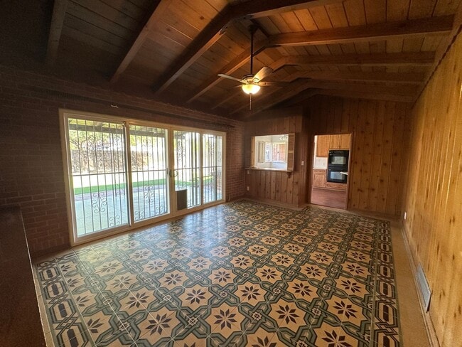 Photo - 2233 E Seneca St