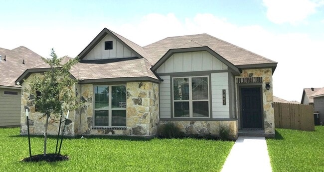 Building Photo - Spacious Single-Family Home Available Now!