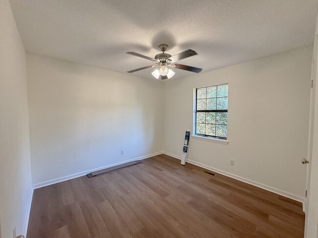 Building Photo - 113 Ellis Rd