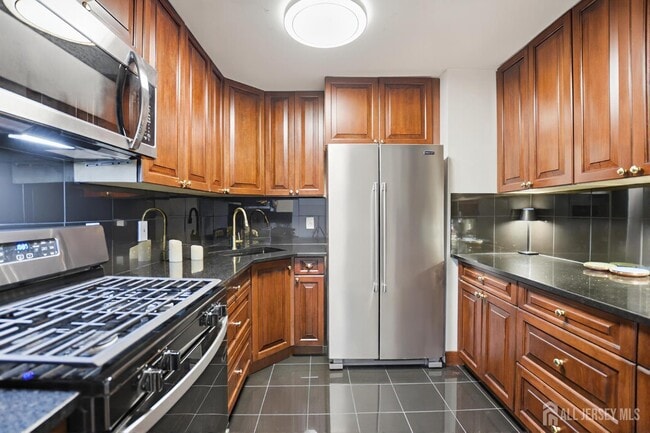 Photo - 71 College Dr