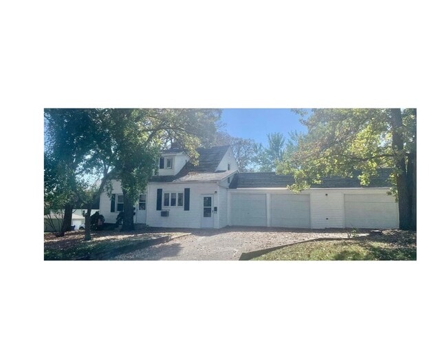 Building Photo - Triplex Main Unit Middle