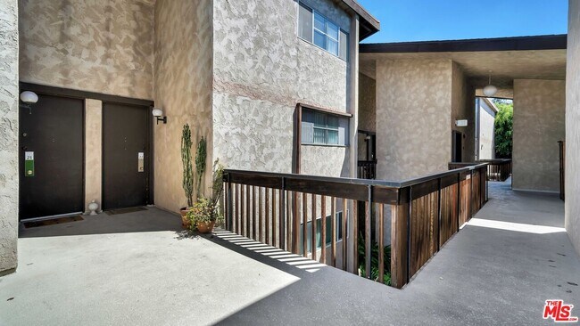 5901 Canterbury Dr Unit 21