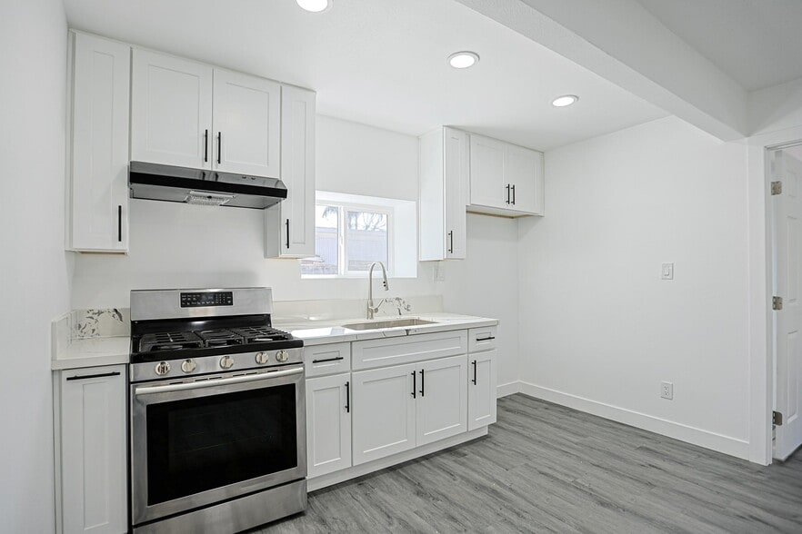 438 W Holt Ave