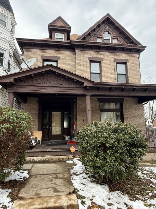 Building Photo - 2405 Jenny Lind St Unit 1