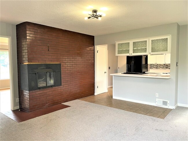 Photo - Spacious Mt Scott 3 bedroom house- Fenced backyard- Garage- W/D