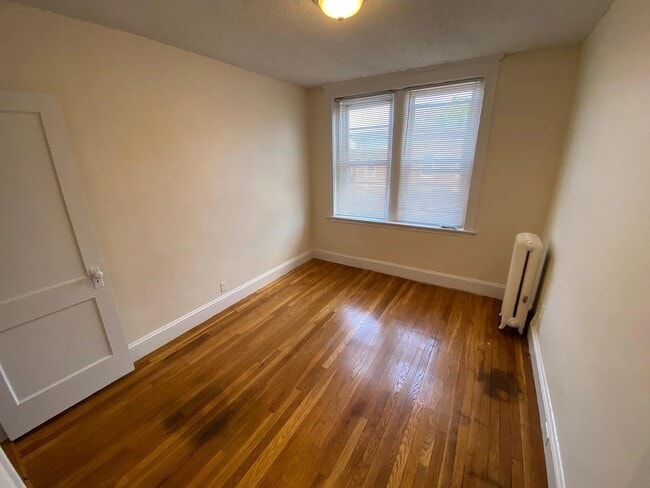 Building Photo - 8 Barrows St Unit 4
