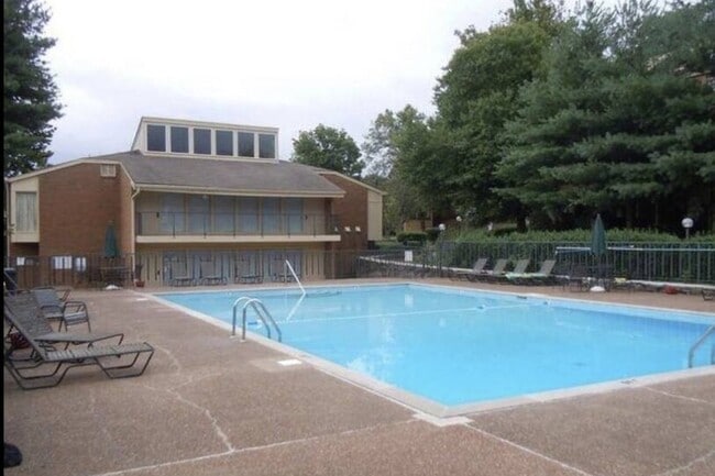 FURNISHED 2 BD CONDO Short term available - 370 Wallace Rd Unidad BB Rental