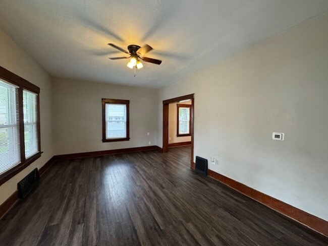Building Photo - 2 Bed Updated Kitchen must See! Rental