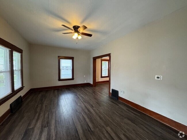 Building Photo - 2 Bed Updated Kitchen must See! Rental