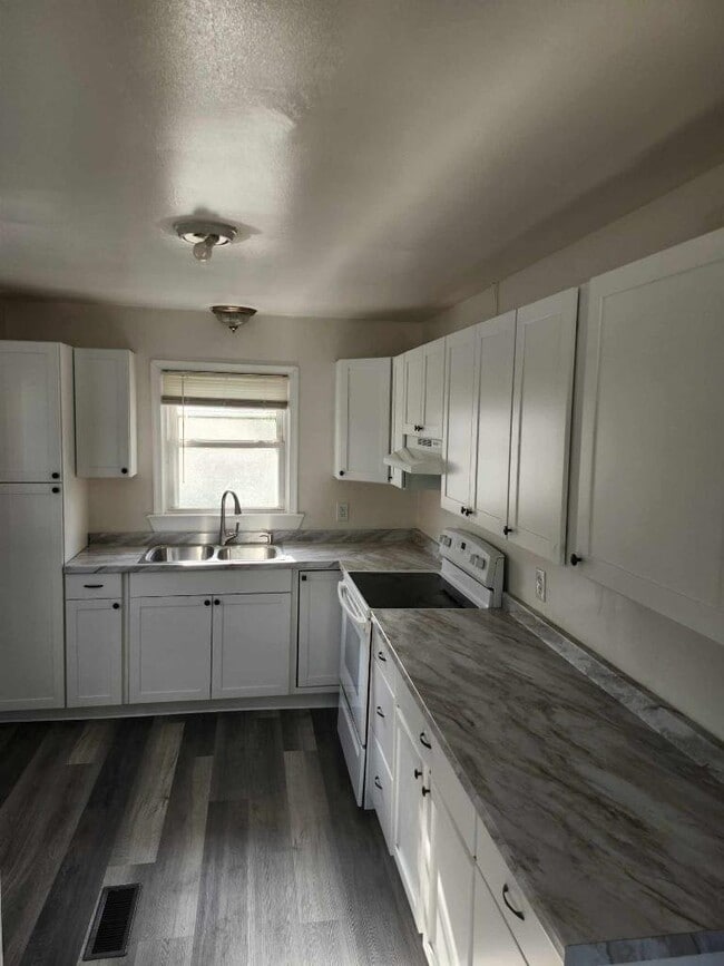 Building Photo - 126 Green Acres Ave