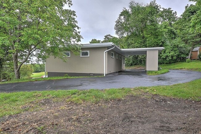 Photo - Renovated 3–4 Bedroom Home for Rent | 2,700+ Sq Ft | Bristol TN