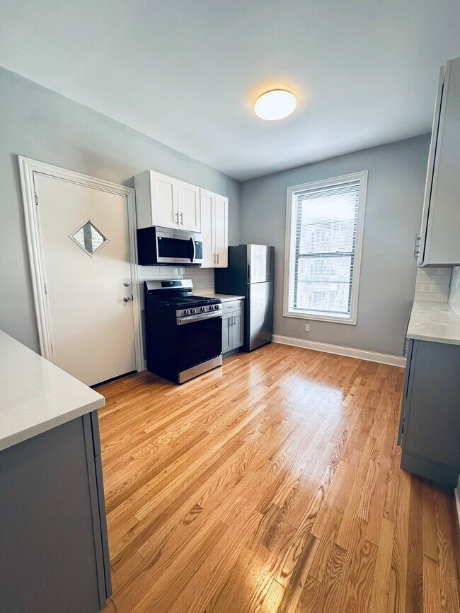 Photo - 900 W Montrose Ave