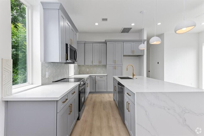 Building Photo - 3112 Live Oak St Rental