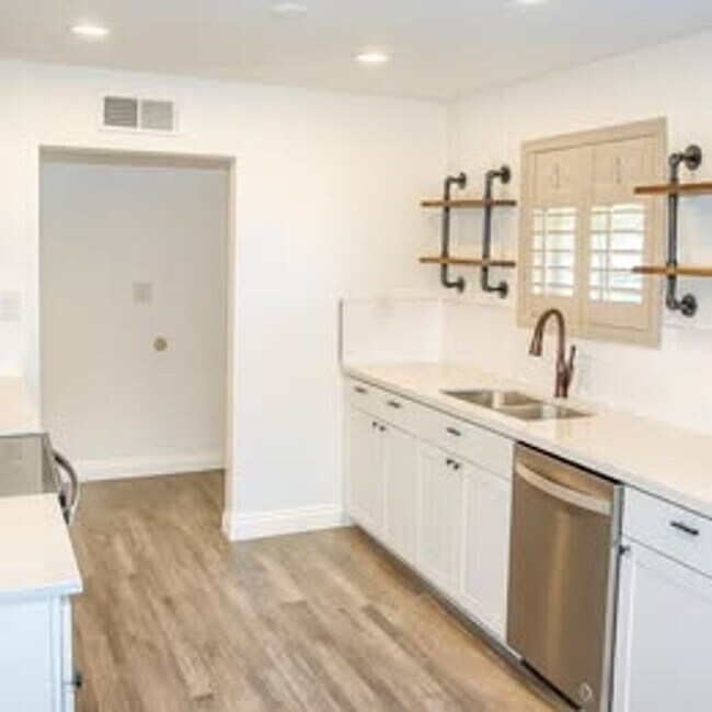 Photo - 3 BEDROOM 2 BATHS WITH A POOL FREE RENT W/ APPROVED CREDIT