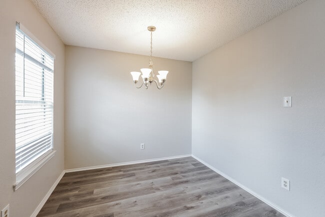 Photo - 1005 Meadowbend Dr