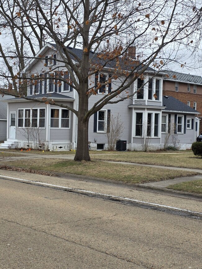 Building Photo - 717 W Main St