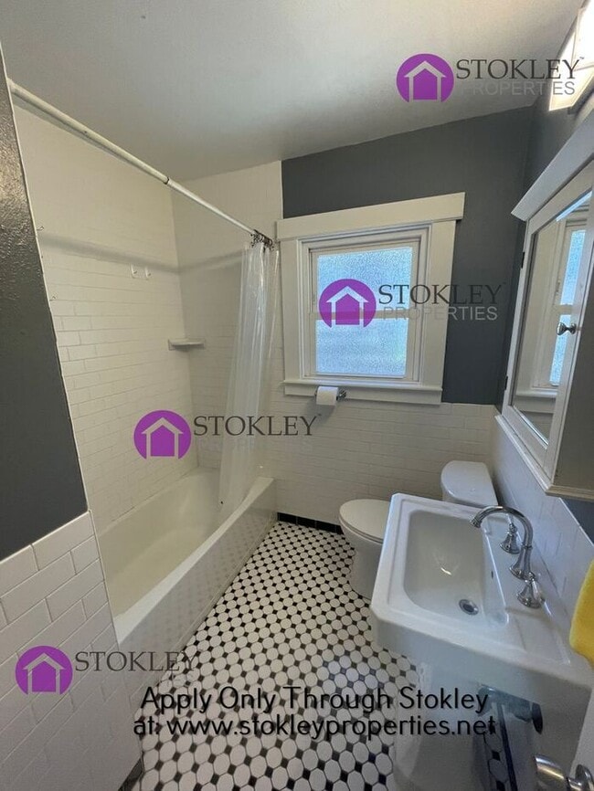 Photo - 105 W 6th St