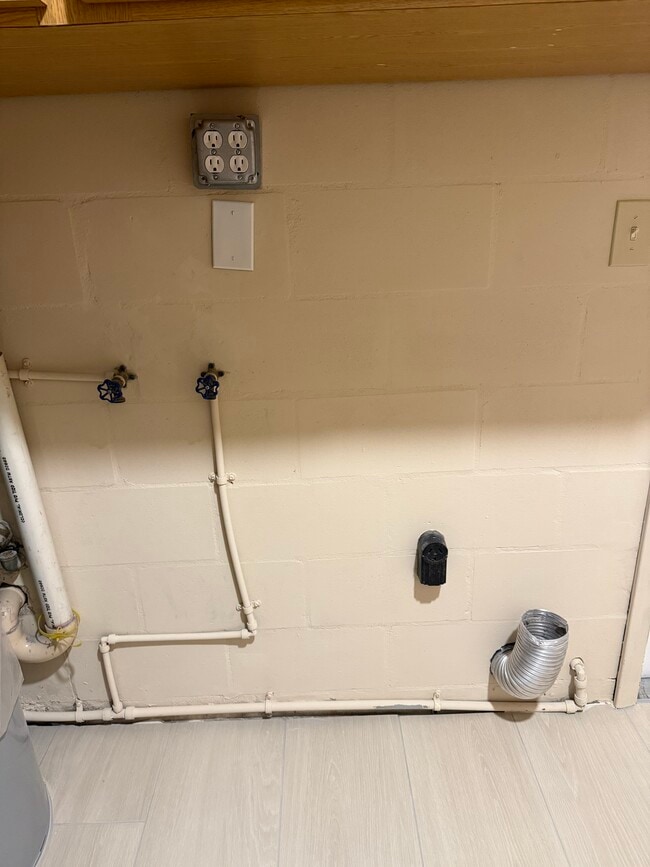 Washer/Dryer Hookup - 7908 N Woodlynne Ave