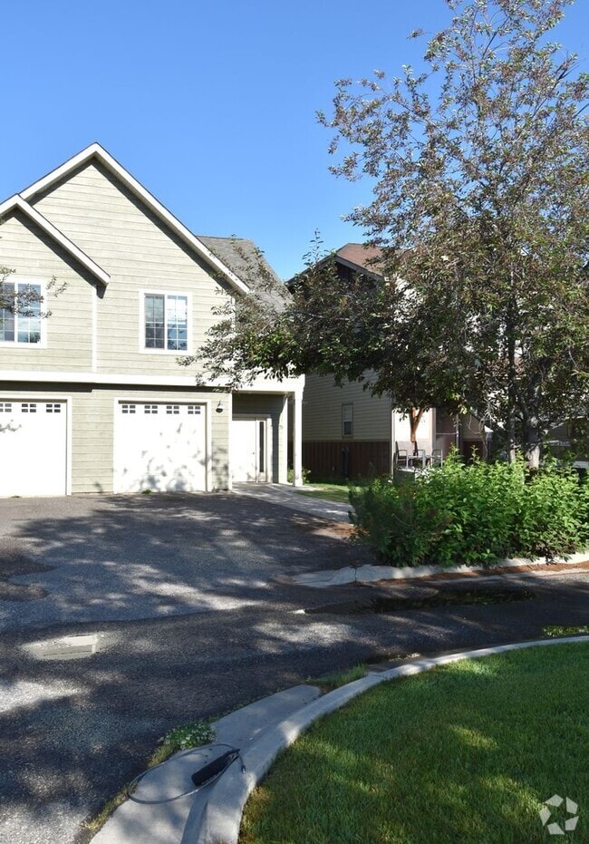 Building Photo - Fantastic end unit condo in Westgate subdi...