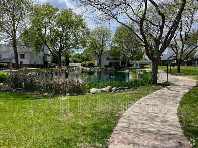 Building Photo - 18120 N Stoneridge Dr Unit apt b
