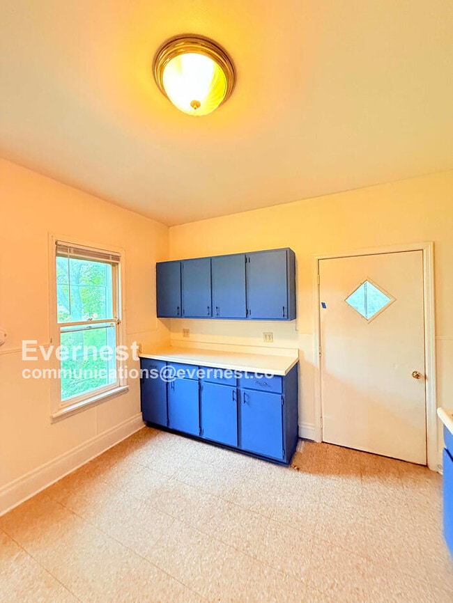 Photo - 1031 N Michigan St